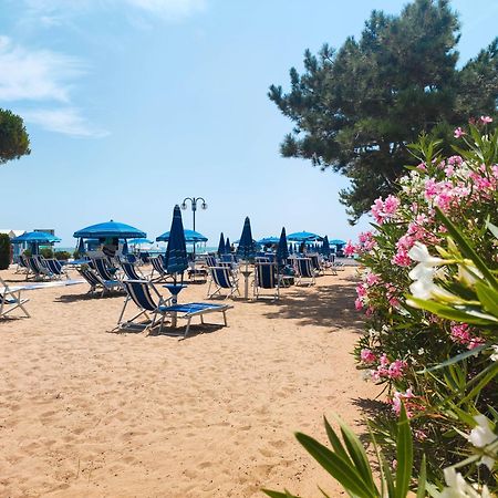 Apartamento Brioni Fronte Mare Lido di Jesolo Exterior foto